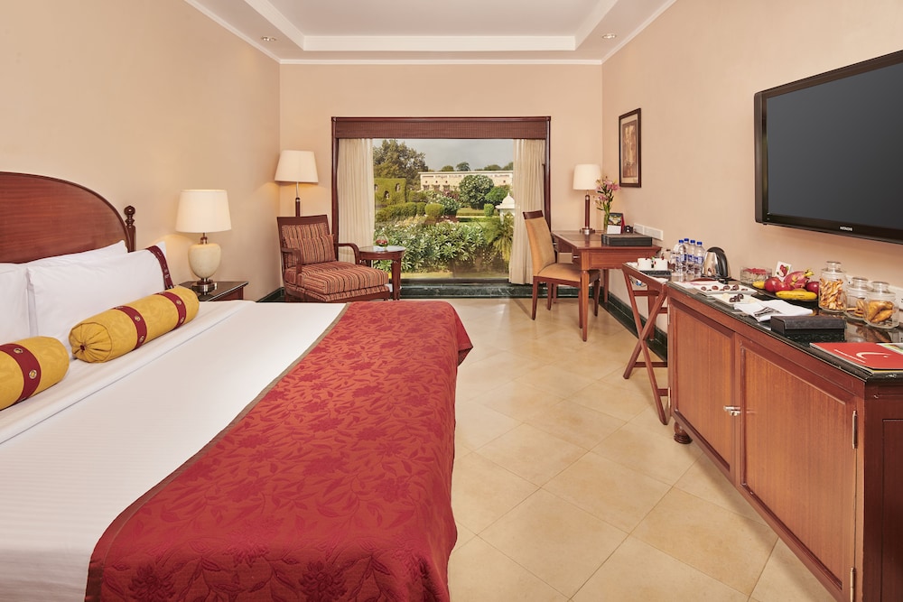 Deluxe Room, 1 King Bed, Garden View - Photo 4