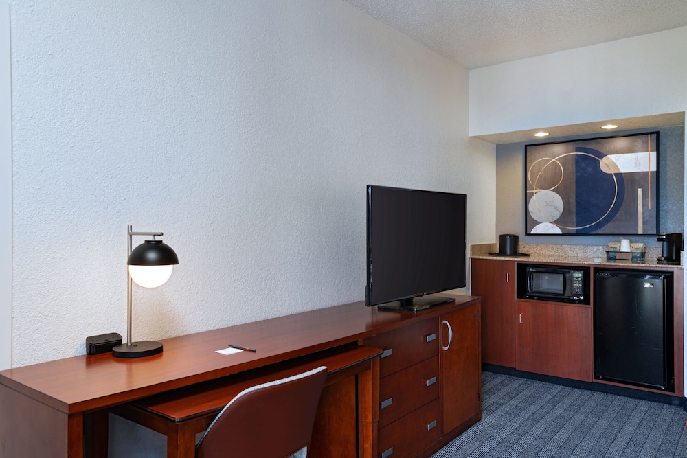 Suite, 1 Bedroom - Photo 2