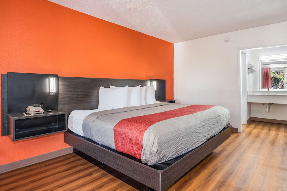 Standard Room, 1 King Bed, Non Smoking - Photo 6