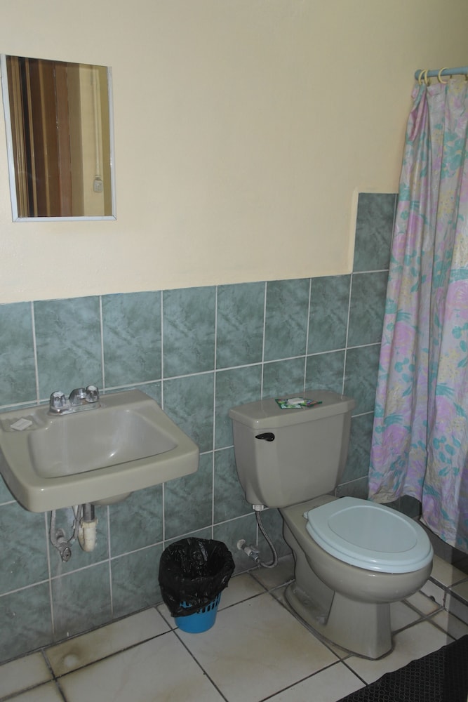 Basic Twin Room, 2 Twin Beds photo 3