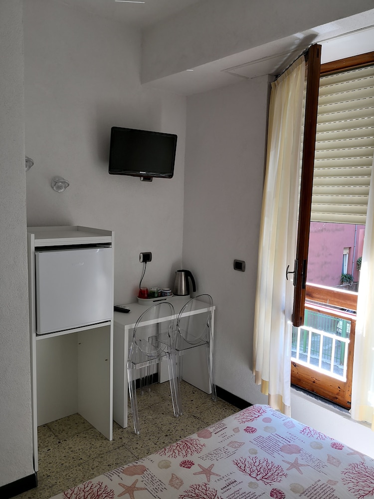 Basic Double Room, 1 Queen Bed photo 3
