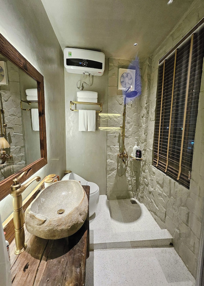 Deluxe Queen Room - Photo 21