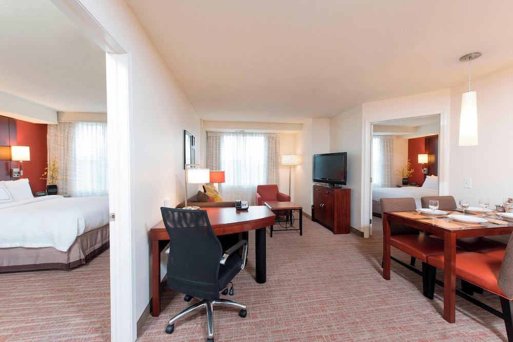 Suite, 2 Bedrooms - Photo 3
