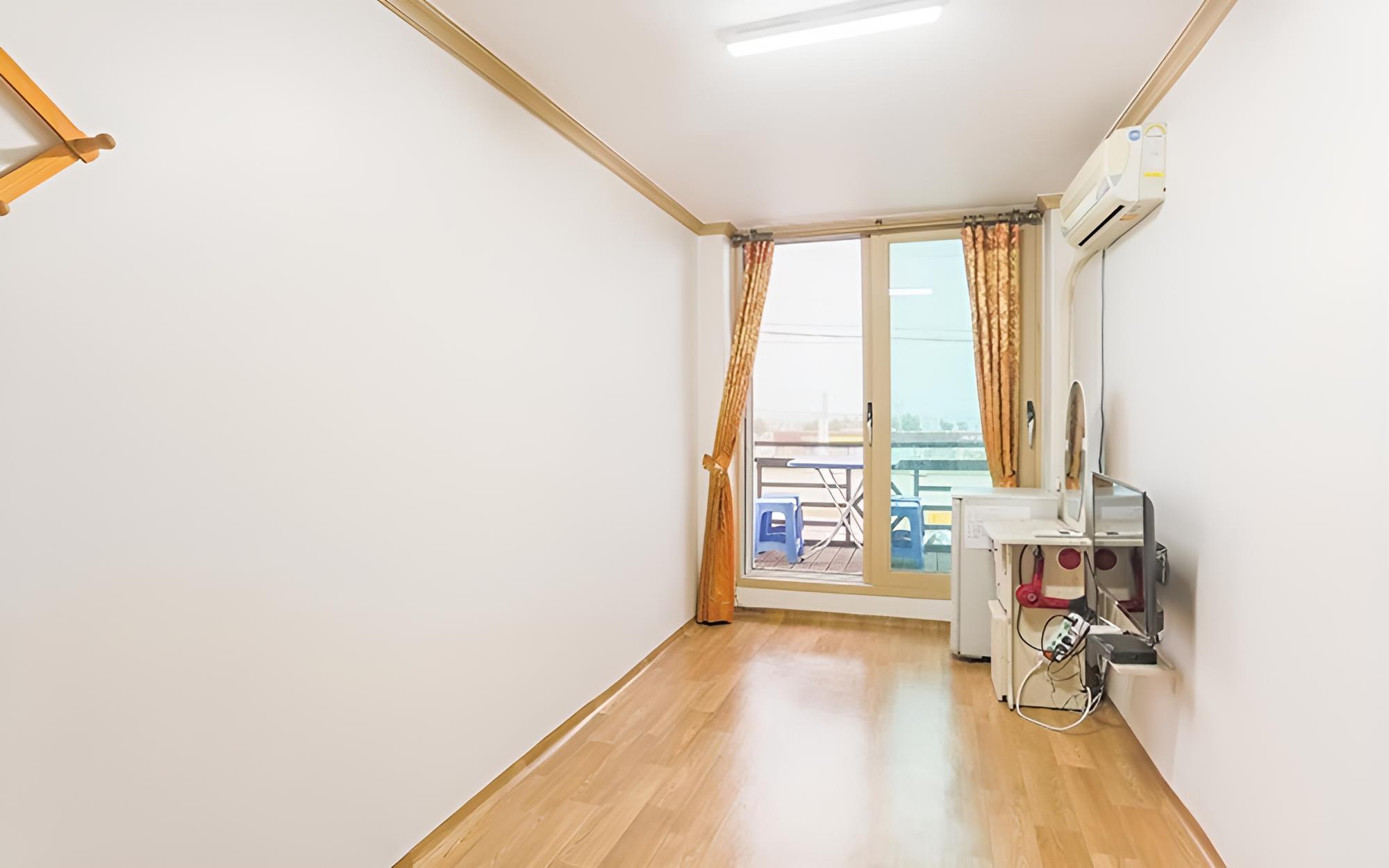 Room (205 (Ocean View)) photo 2