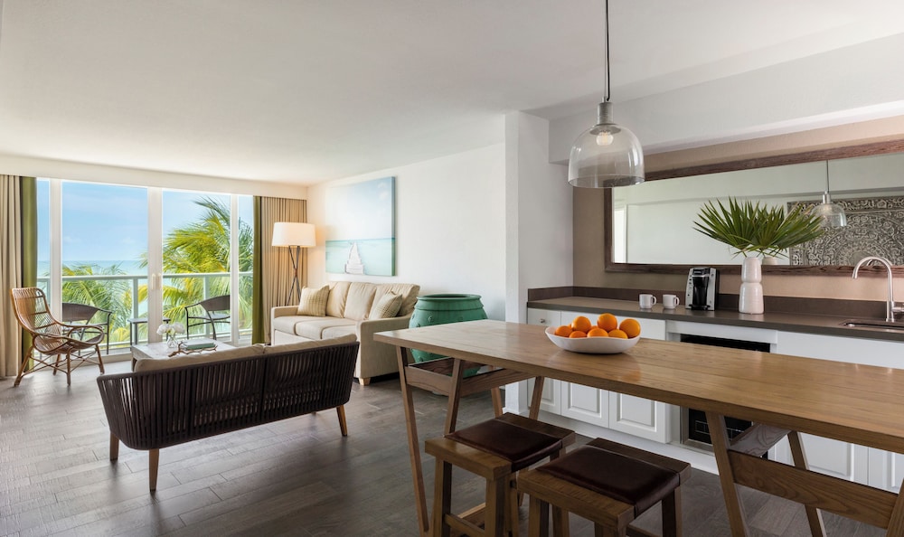 One Bedroom Oceanfront Suite King - Photo 3