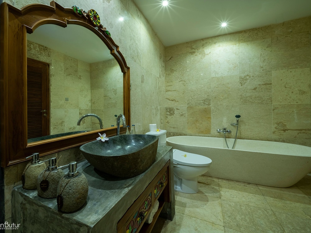 Ethnical Three Bedroom with Pool - Photo 5