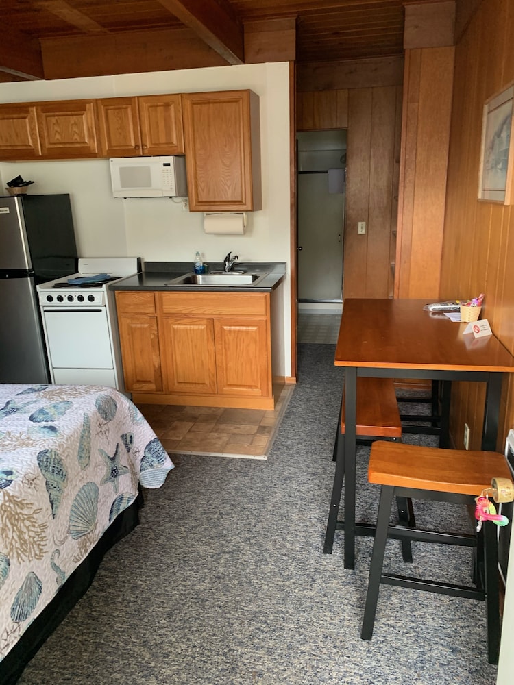 D - 1 Queen / 2 Single Beds w/ Kitchen photo 3