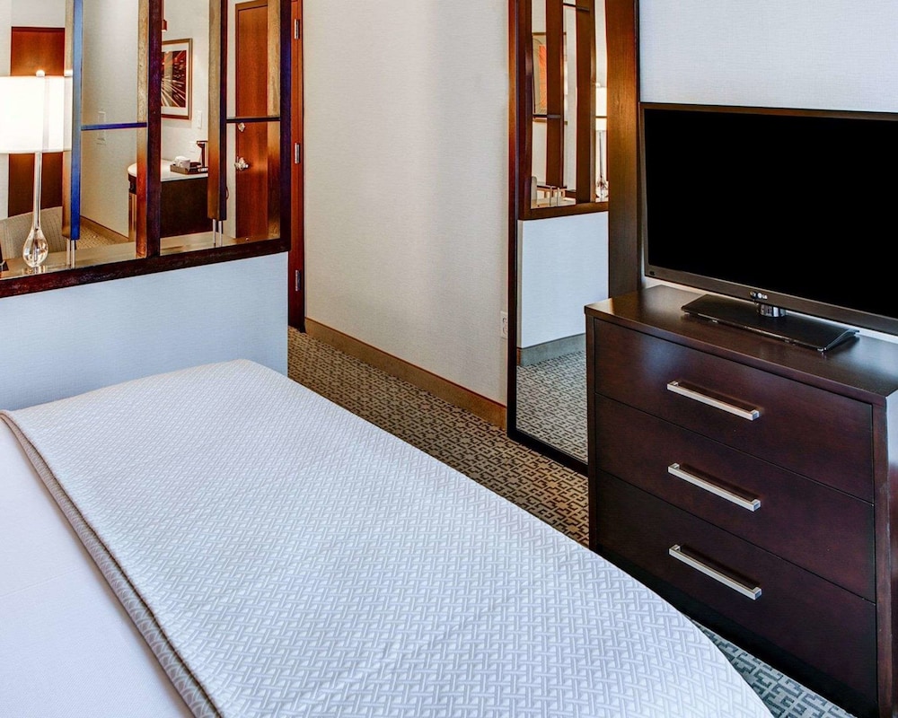 Suite, 1 Queen Bed with Sofa bed, Non Smoking (2 Person Sofa Bed) photo 3