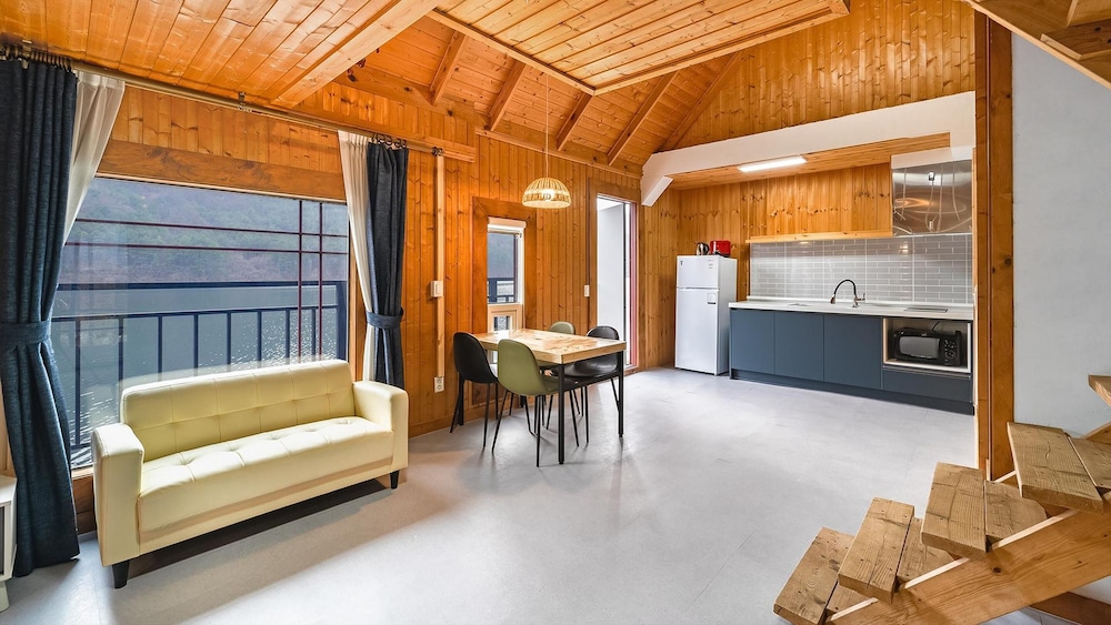Basic Room, 1 Bedroom (Lake 201)