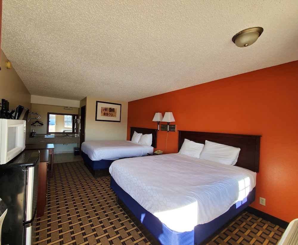 Comfort Room, 2 Queen Beds, Non Smoking photo 3