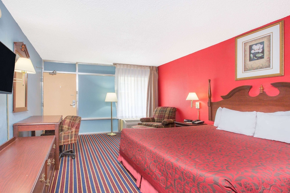 Room, 1 King Bed, Smoking - Photo 1