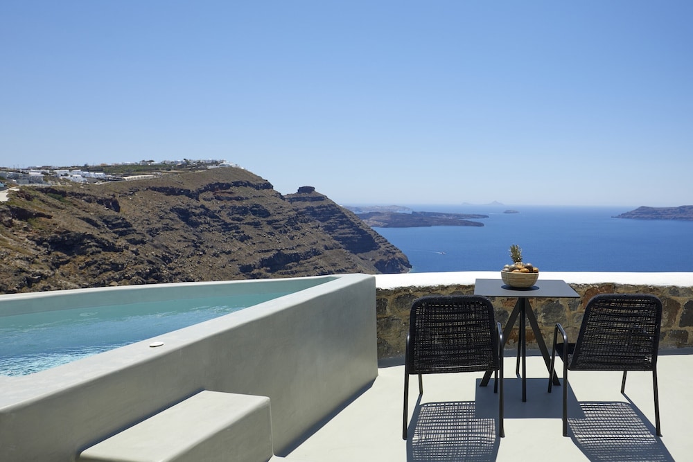Grand Honeymoon villa with hot tub and caldera view - Photo 10