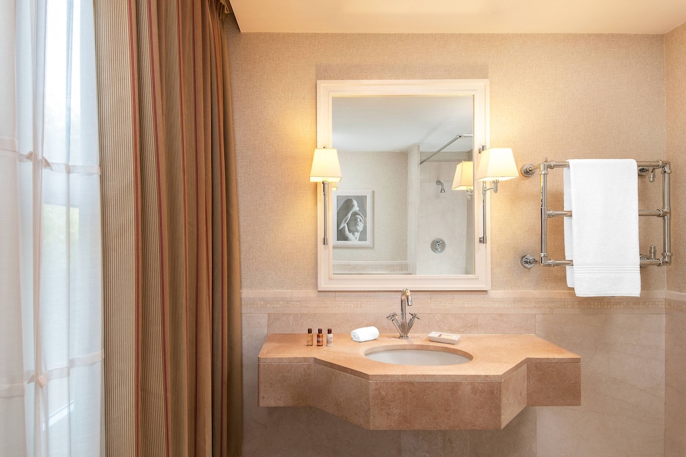 Superior Room, 2 Twin Beds, Garden View thumbnail 6