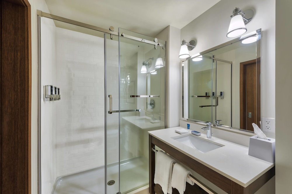 Room, 2 Queen Beds (Mobility Accessible, Roll-In Shower)