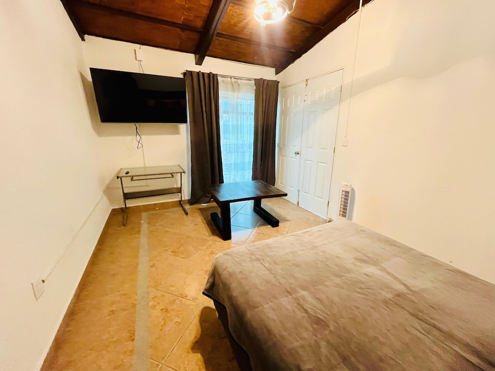 Basic Room, 1 Queen Bed photo 2