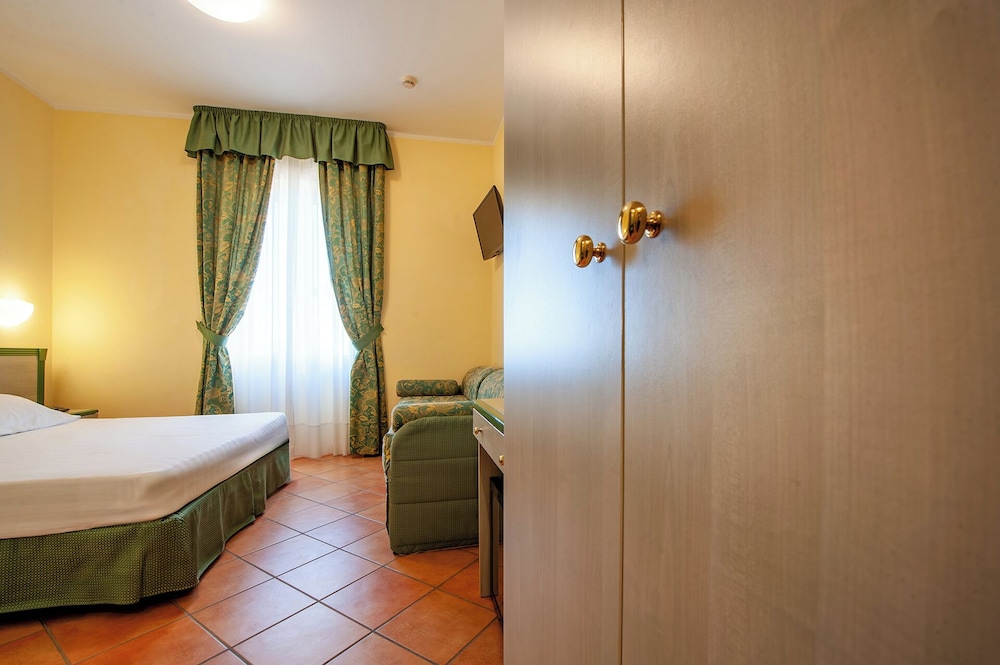 Economy Room, 1 King Bed, Ground Floor - Photo 2