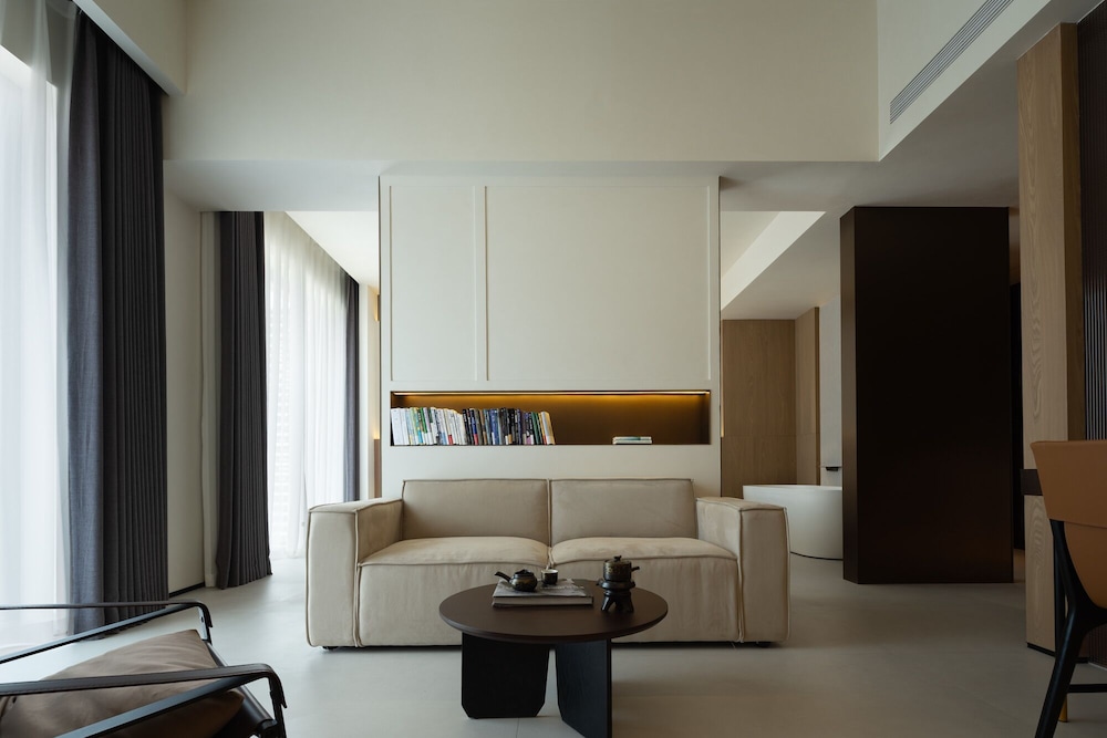 The Boundary Of Knowledge | Suite (Projection + Bathtub) photo 1