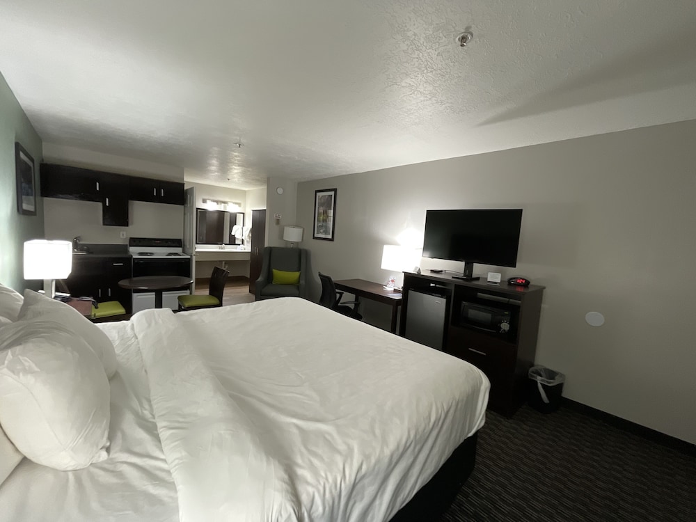 Room, 1 King Bed, Non Smoking (Efficiency) - Photo 6