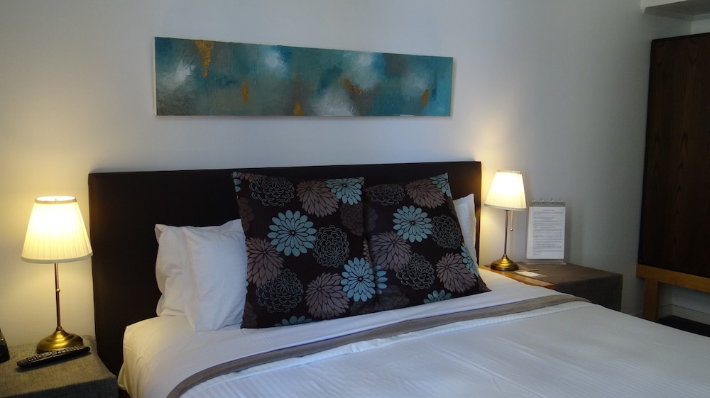 Deluxe Room, 1 King Bed, City View thumbnail 6