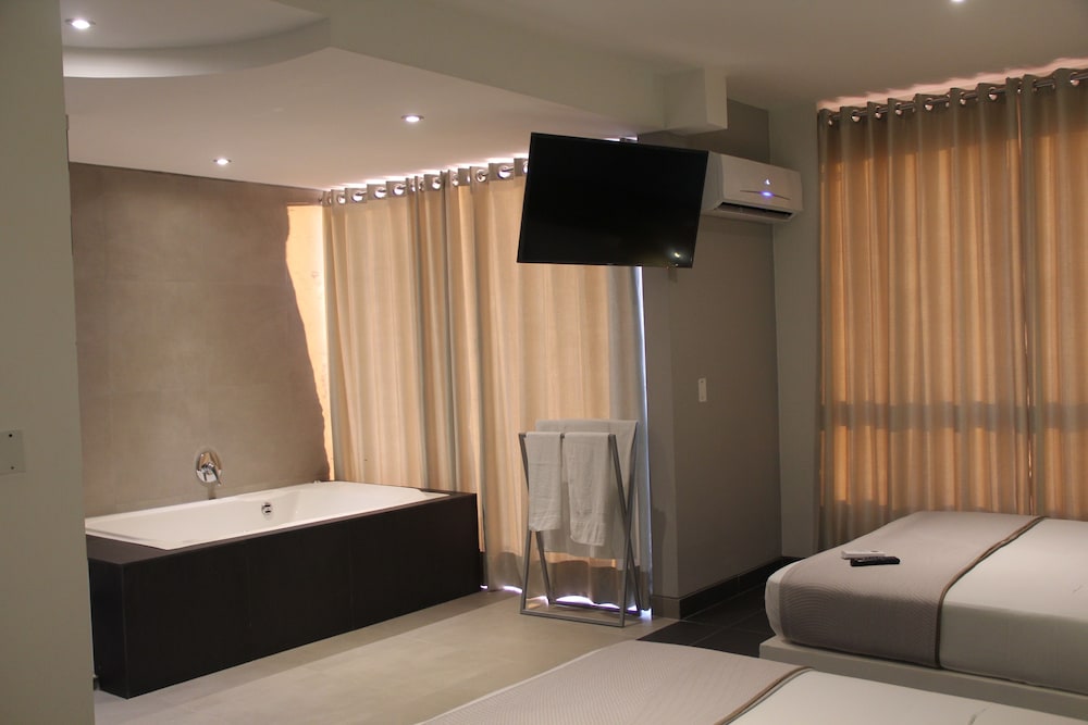 Family Double Room, 2 Queen Beds photo 3