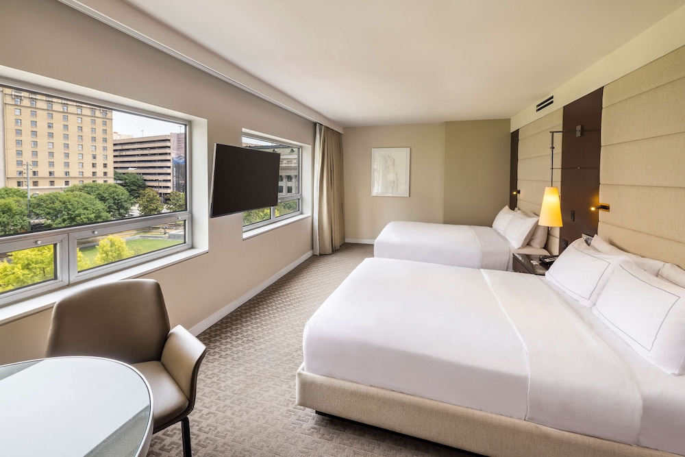 Deluxe Queen Room with Two Queen Beds (Non Smoking) (Accessible) - Photo 5
