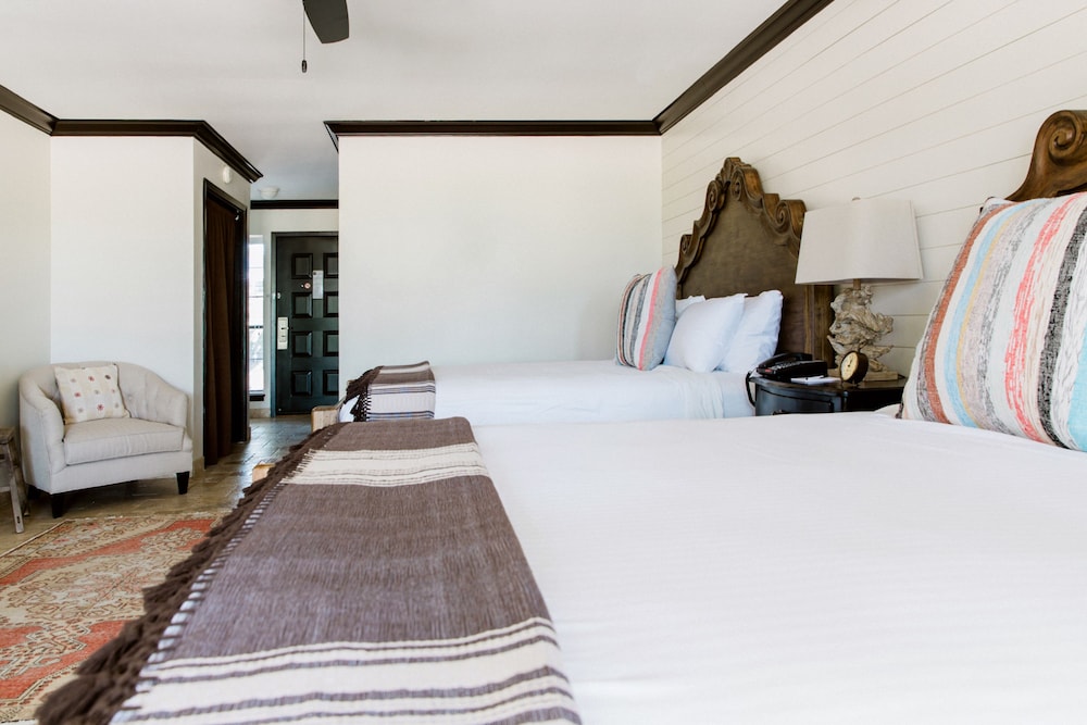 Classic Room, 2 Queen Beds photo 1