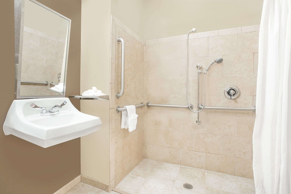 Studio Suite, 1 Queen Bed, Accessible, Non Smoking - Photo 2