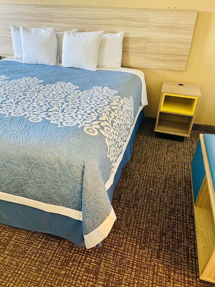 Standard Room, 1 King Bed - Photo 1