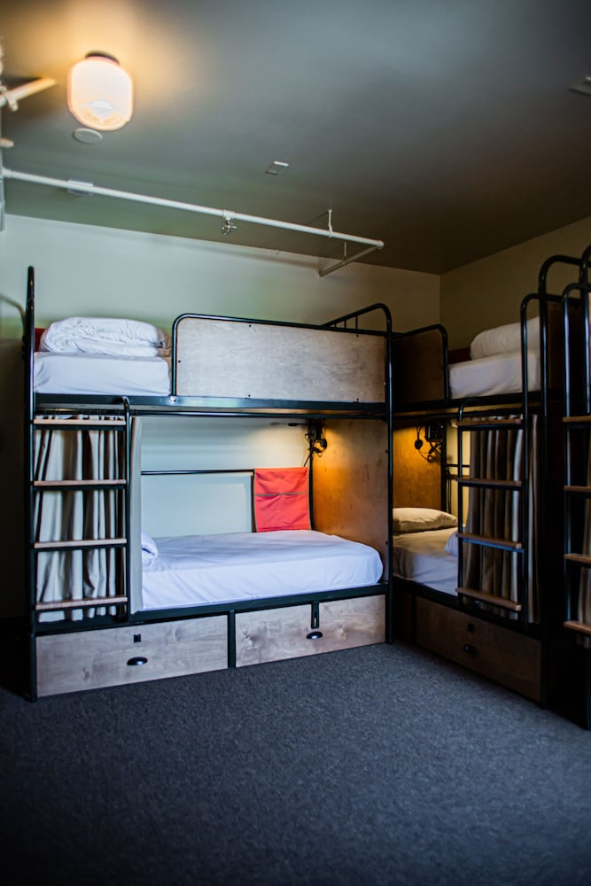 Deluxe Room, 2 Queen Beds, Shared Bathroom (Double Queen-Shared Bath) thumbnail 5