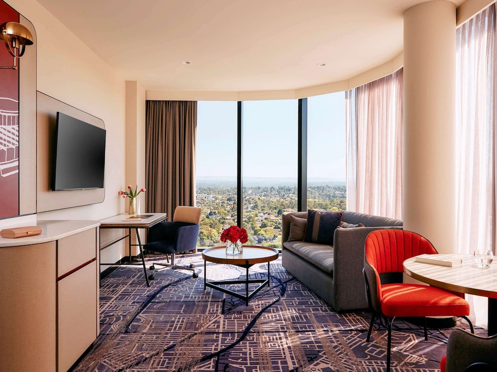 Suite, 1 King Bed - Photo 1