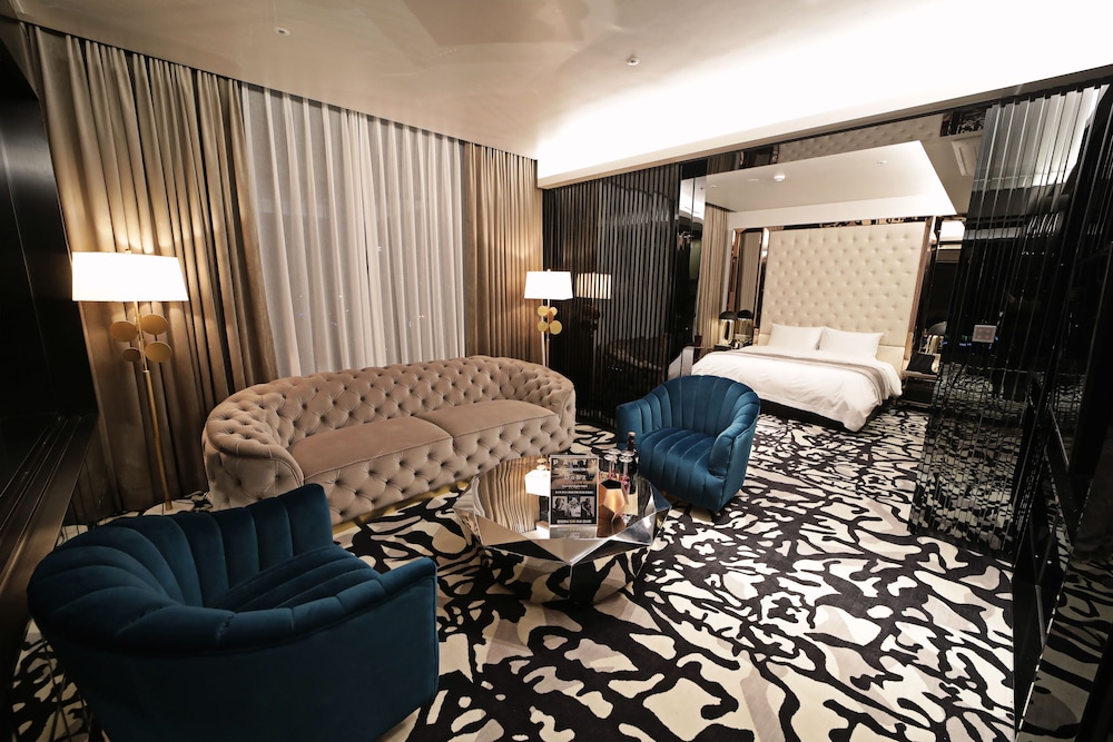 Illionaire Dok2 Suite photo 1