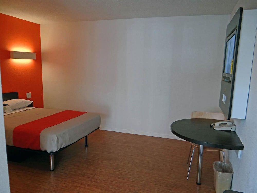 Standard Room, 1 Double Bed, Non Smoking - Photo 2