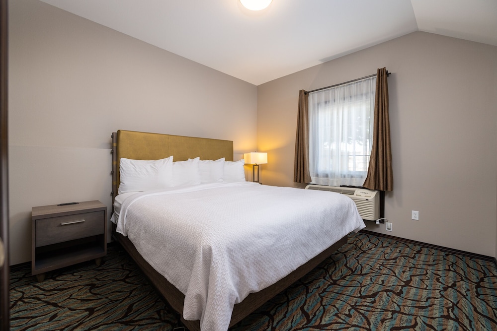 Suite, 1 King Bed with Sofa bed photo 2