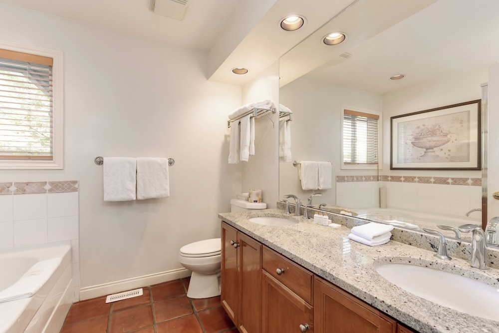 Three Bedroom Townhome, Beach Front photo 3