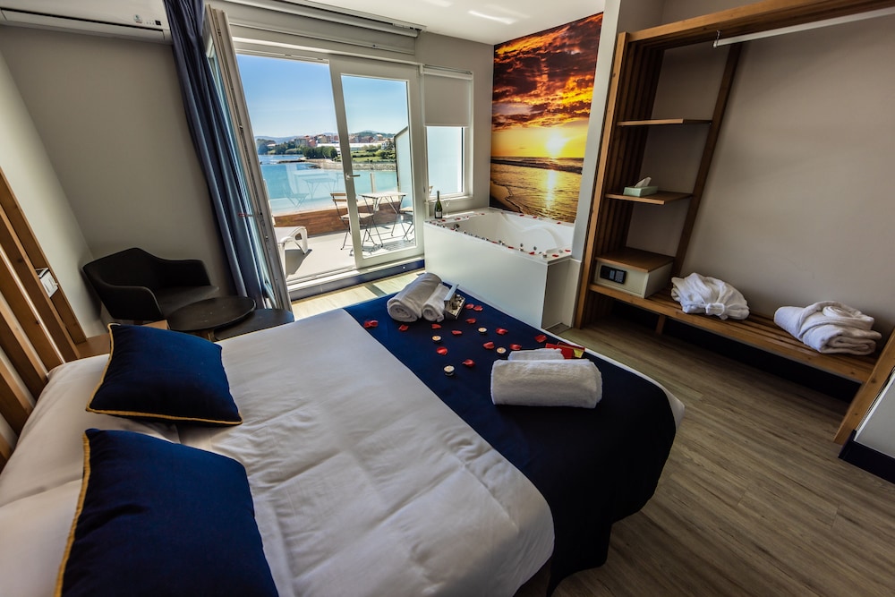 Deluxe Double Room, 1 King Bed photo 3