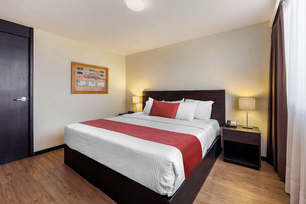 Suite, 1 King Bed, Non Smoking photo 1