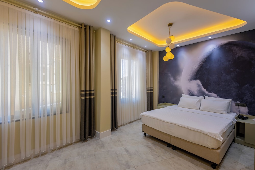 Deluxe Studio Suite, 1 Queen Bed, City View