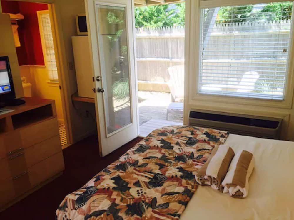 Standard Room, 1 Queen Bed (Value No View)