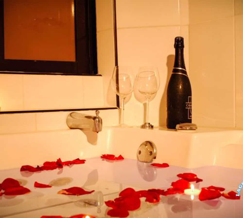 Superior Double Room, Bathtub, Garden View photo 3