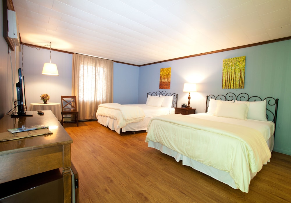 Signature Room, 2 Queen Beds, Private Bathroom, Garden Area photo 2