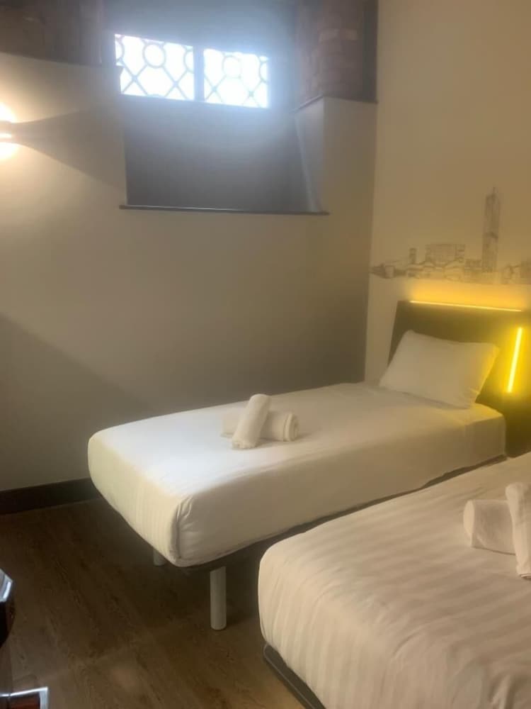 Lower Ground Twin Room with Window photo 3