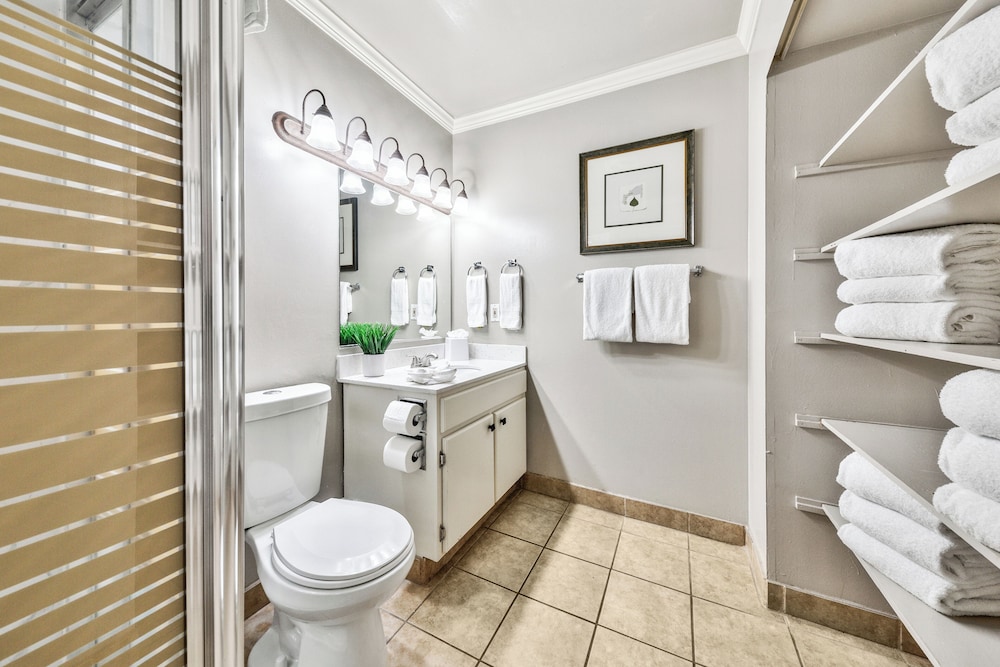 Deluxe Suite, 2 Bedrooms, Poolside - Photo 11