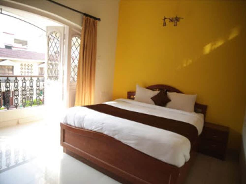 Deluxe Room, 1 King Bed with Sofa bed, Smoking, Garden View photo 3