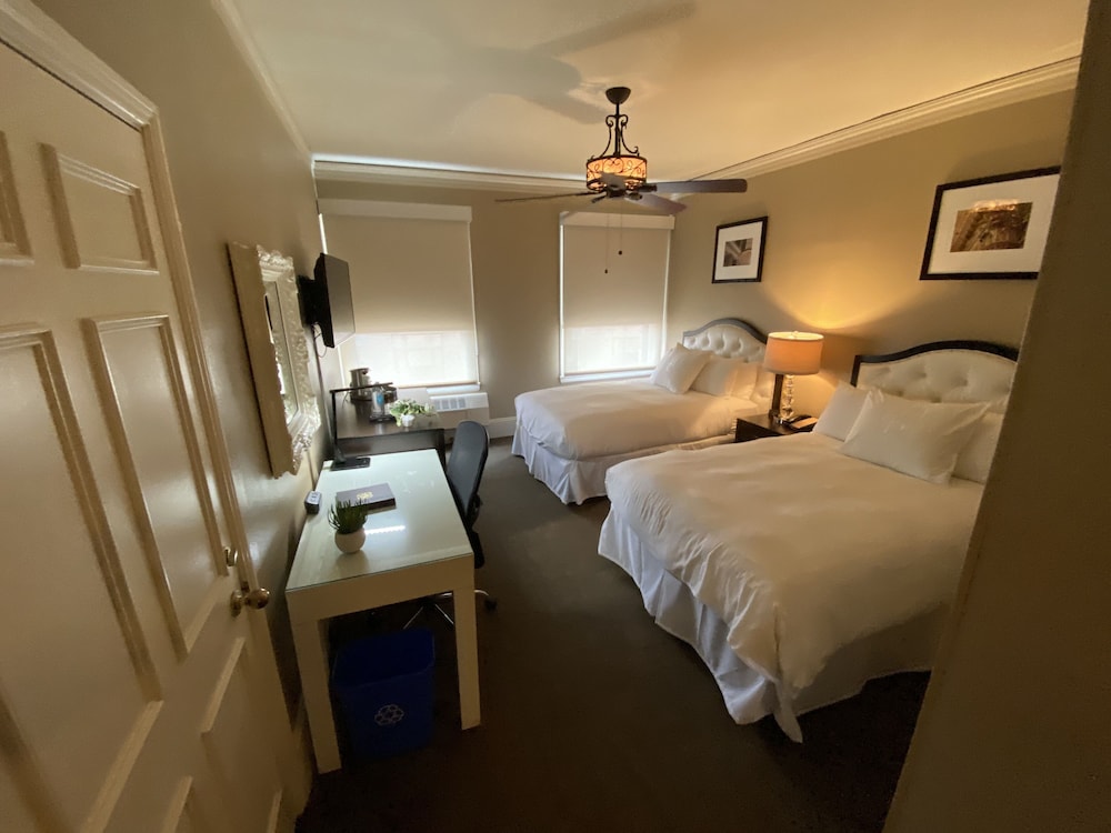 Royal Room, 2 Double Beds (Court) - Photo 1