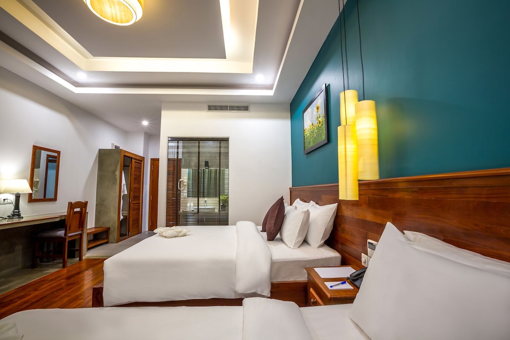 Family Landmark Suite - Pool View
