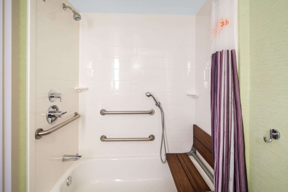 Deluxe Suite, 1 King Bed, Accessible, Bathtub (Mobility, Grab bars) - Photo 6