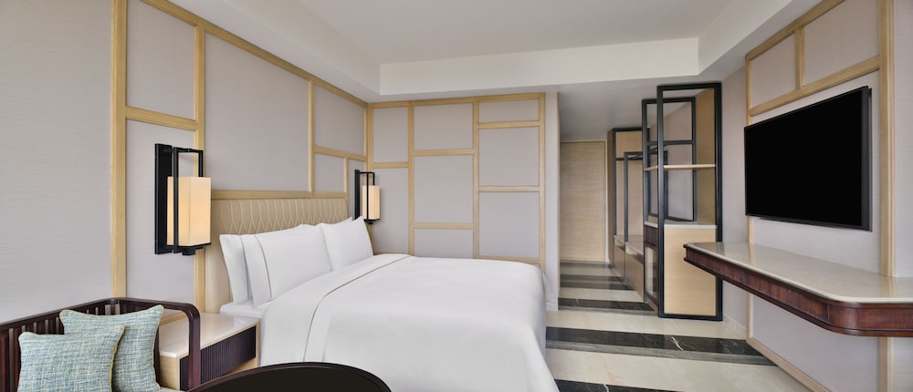Room, 1 King Bed, Courtyard View - Photo 1