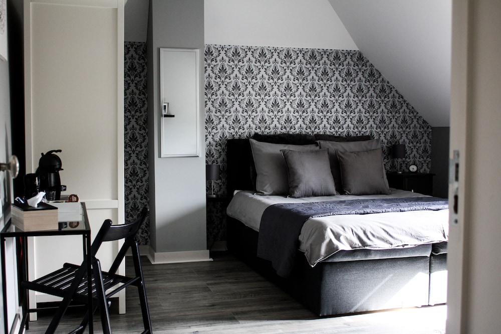 Standard Double Room, Shared Bathroom photo 3