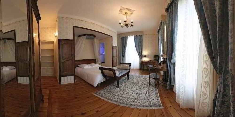 Suite, 1 Queen Bed with Sofa bed photo 1