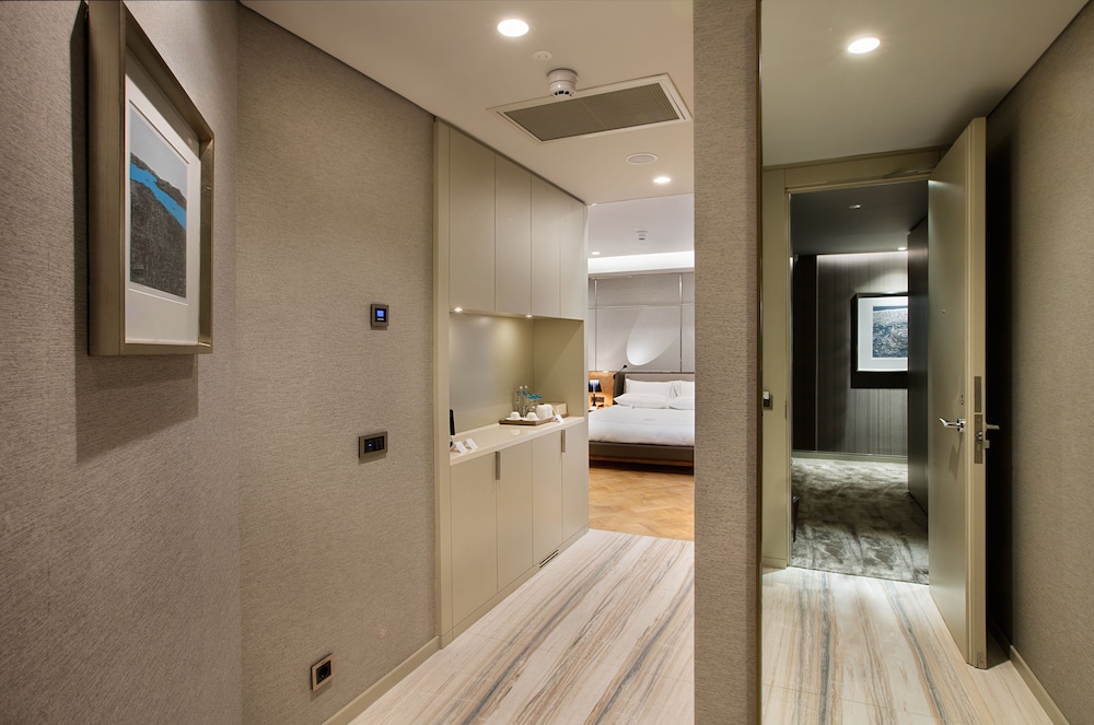 Suite, Corner photo 3
